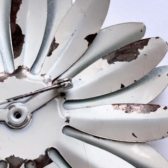 VTG 1960s Mod Cream Yellow Enamel Daisy Flower Power Brooch Enameled Metal Pin - Picture 9 of 10